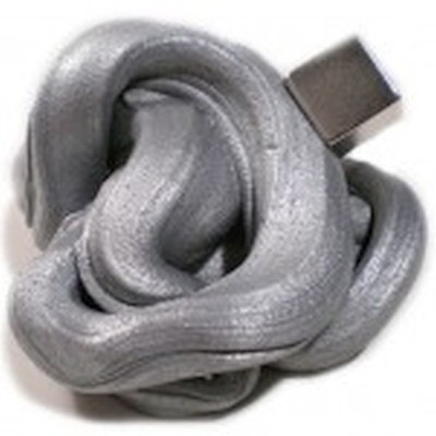 massa cinzenta metálica tipo slime com objeto quadrado