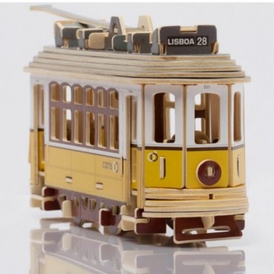 Miniatura de elétrico amarelo e castanho em madeira com placa LISBOA 28