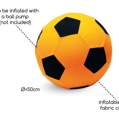 Bola insuflável laranja e preta com padrão de futebol