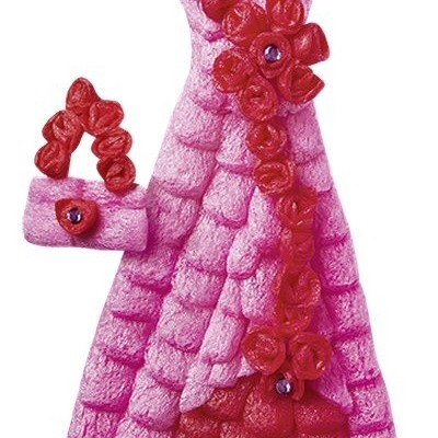 Vestido rosa com flores vermelhas e bolsa pequena combinando