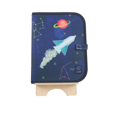 Estojo azul escuro com ilustração de foguetão, planetas e constelações