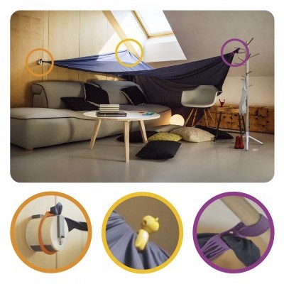 Hamac azul escuro pendurado numa sala moderna com sofá cinzento e cadeira branca