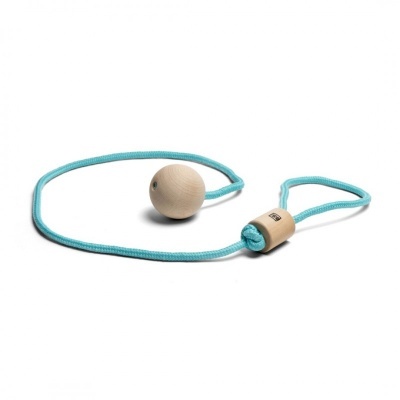 Brinquedo com bola de madeira e corda azul