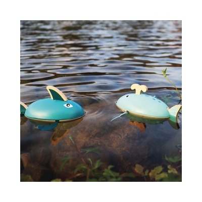 Dois brinquedos aquáticos em forma de tubarão azul e baleia azul clara na água