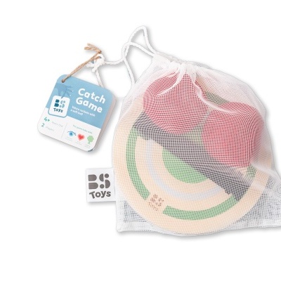 Jogo de apanhar colorido em madeira e plástico numa rede branca com etiquetas