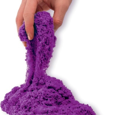 Massa de modelar roxa a ser agarrada com a mão