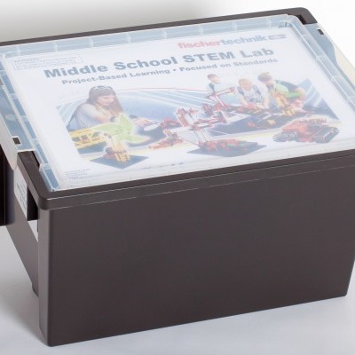Caixa plástica marrom com tampa transparente com guia de atividades STEM para escola média.