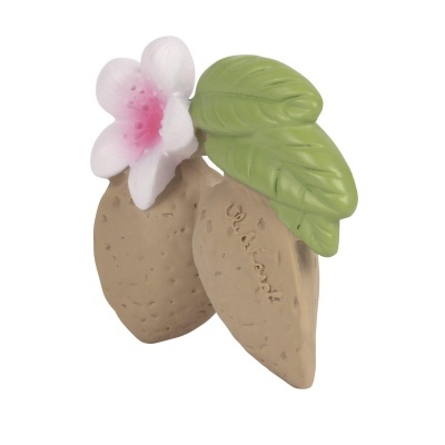Objeto decorativo castanho com folhas verdes e flor branca rosa