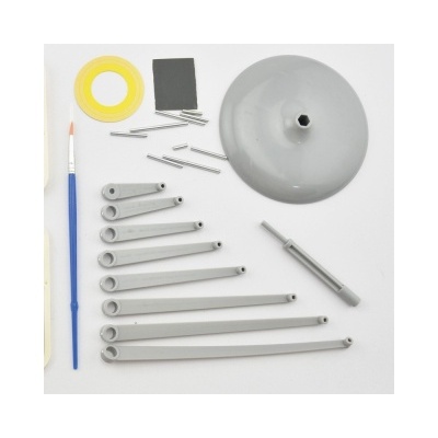 Conjunto de peças cinzentas e metal em fundo branco com escova azul e itens pequenos.