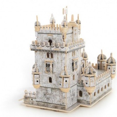 Maquete de castelo em madeira com torre principal e quatro torres menores, textura de pedra pintada