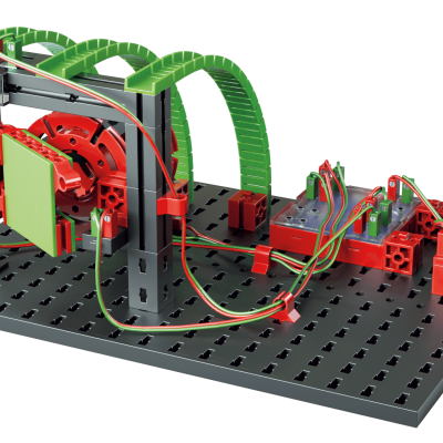 Kit de construção mecânica com peças vermelhas, verdes e base cinza