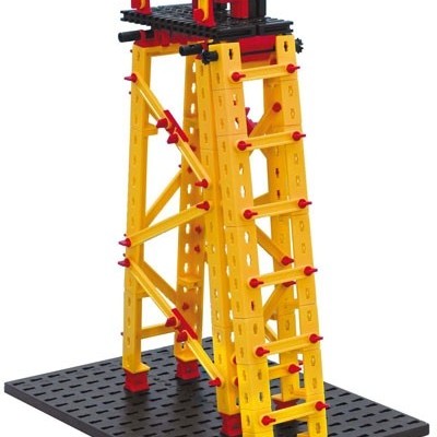 Modelo de estrutura em plástico amarelo e vermelho com escada sobre base preta