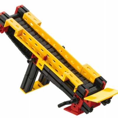 Equipamento amarelo, preto e vermelho para transporte ou guia de objetos