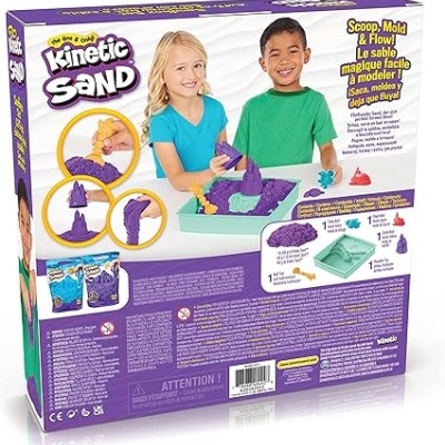 Embalagem do jogo Kinetic Sand com crianças a brincar com areia moldável cinzenta e acessórios.
