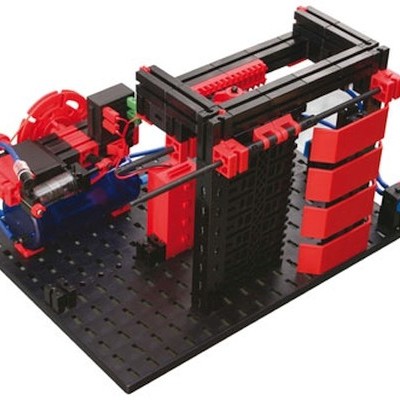 Sistema óptico com componentes plásticos preto, vermelho e azul numa base preta