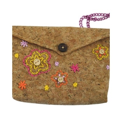 Mala pequena de cortiça com bordados florais coloridos e alça de corrente roxa