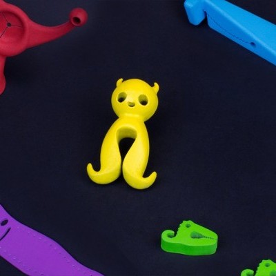 Utensílios de silicone coloridos para cozinha sobre fundo escuro