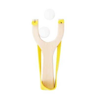 Estilingue de madeira com elástico amarelo e bolas brancas