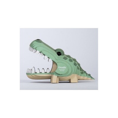 Crocodilo decorativo de madeira verde com dentes brancos e padrão de escamas.