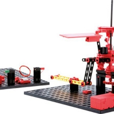 Conjunto de peças eletrónicas vermelhas e pretas montadas em bases pretas perfuradas