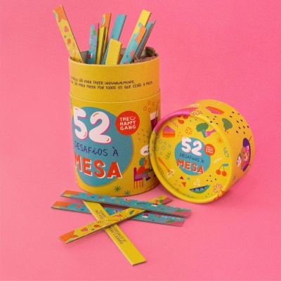 Embalagem cilíndrica amarela com tiras coloridas e texto