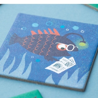 Azulejo azul com desenho de peixe a ler jornal debaixo de água