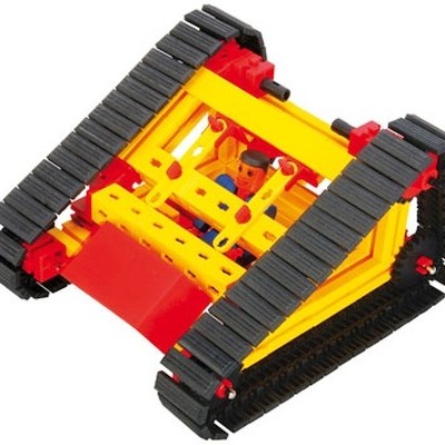 Brinquedo de construção amarelo e vermelho com lagartas pretas e figura humana