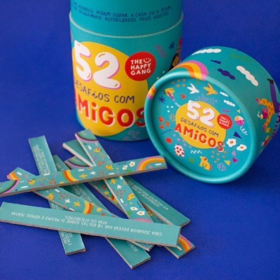 Jogo '52 Desafios com Amigos' com embalagem e tiras coloridas