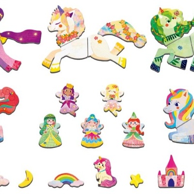 Figuras de madeira coloridas de unicórnios, princesas e acessórios temáticos
