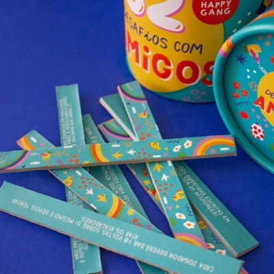 Frascos coloridos com etiquetas decoradas e texto em português