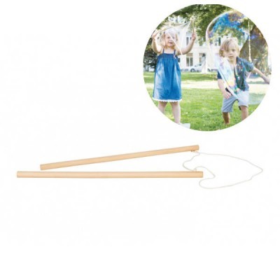 Pauzinhos de madeira com fio para fazer bolhas e crianças a brincar ao ar livre