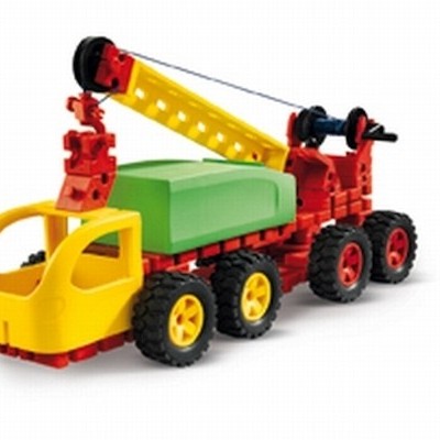 Camião de brincar com guindaste e plataforma feito de blocos de construção coloridos.