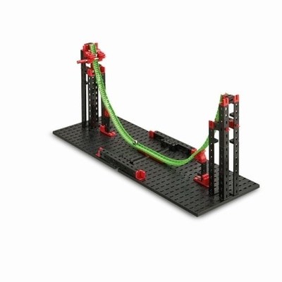 Estrutura de construção preta e vermelha com pista verde flexível em rampa sobre base preta