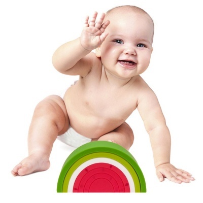 Bebé com fralda branca e brinquedo em arco colorido.