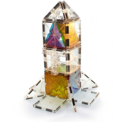 Brinquedo de azulejos magnéticos translúcidos formando um foguete