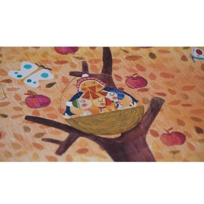 Ilustração colorida de duas corujas num ninho numa árvore com maçãs e borboletas ao fundo