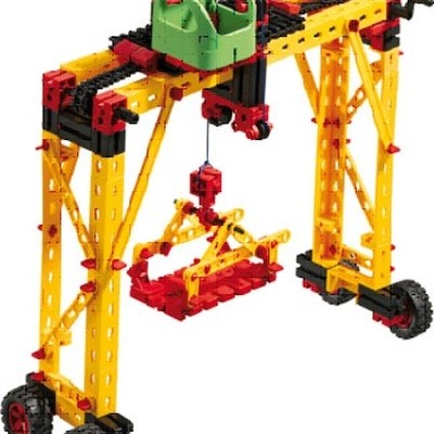 Brinquedo tipo grua amarelo, vermelho, preto e verde com rodas e corda de elevação