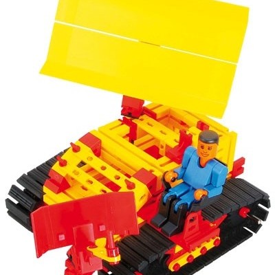 Veículo de construção amarelo e vermelho de brinquedo com figura humana azul e preta.