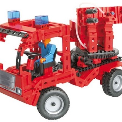 Brinquedo de camião vermelho com boneco e armas simuladas