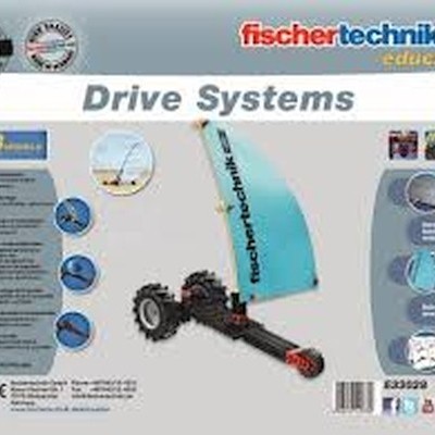Caixa do produto educativo Drive Systems da fischertechnik com imagem de modelo de vela azul e rodas pretas