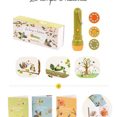 Lanterna infantil com três discos e livros ilustrados para crianças