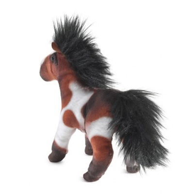 Cavalo de peluche castanho e branco com crina preta