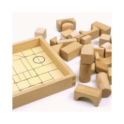 Jogo de construção em madeira com peças geométricas e tabuleiro quadrado