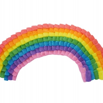 Doce em formato de arco-íris feito com gomas coloridas