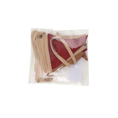 Coletes de tecido bege e vermelho embalados em saco plástico