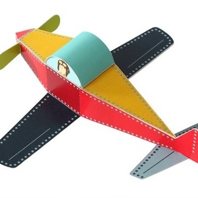 avião de papel ou cartão colorido com piloto desenhado na janela