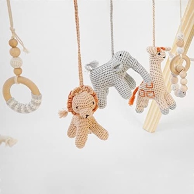Móbile de brinquedos em crochet com leão, elefante, girafa e argolas de madeira