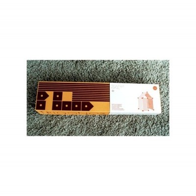 Caixa de papelão com ilustração de montagem de tenda em fundo de tapete cinza