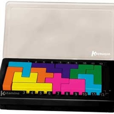 Jogo de peças de encaixe coloridas numa caixa preta com tampa transparente