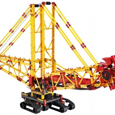 modelo de guindaste de construção em kit de montagem com peças amarelas e vermelhas